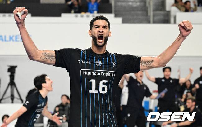 [OSEN=천안, 조은정 기자]현대캐피탈이 안방에서 귀중한 1승을 챙겼다.현대캐피탈은 6일 천안유관순체육관에서 열린 2025-2026 V리그 남자부 챔피언결정전 3차전에서 대한항공을 세트 스코어 3-0 (25-16 25-23 26-24) 승리를 거뒀다.현대캐피탈 레오가 승리를 기뻐하고 있다. 2026.04.06 /cej@osen.co.kr