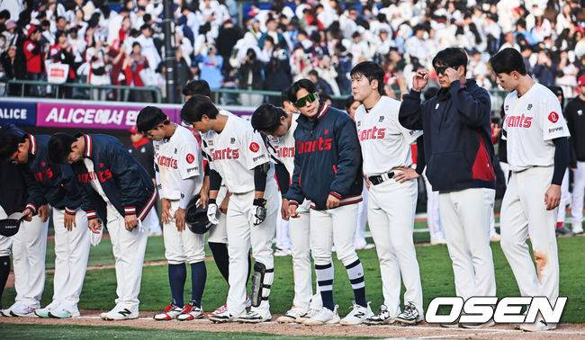 [OSEN=부산, 이석우 기자] 5일 부산 사직야구장에서 2026 신한 SOL KBO 리그 롯데 자이언츠와 SSG 랜더스의 경기가 열렸다. 홈팀 롯데는 박세웅이, 방문팀 SSG는 베니지아노가 선발 출전했다.롯데 자이언츠 선수들이 3-4로 패한 후 팬들에게 인사를 하고 있다. 2026.04.05 / foto0307@osen.co.kr