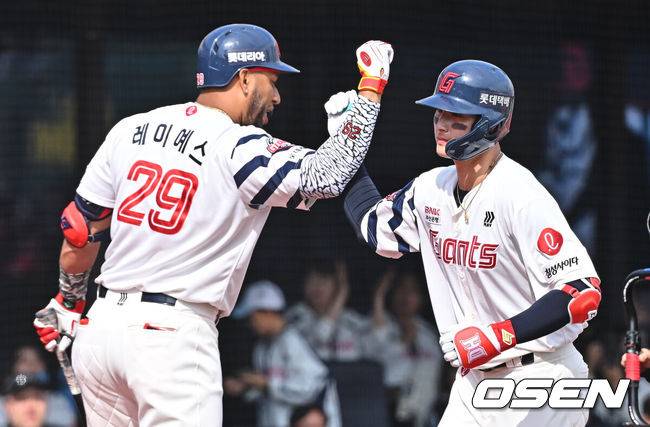 [OSEN=부산, 이석우 기자] 5일 부산 사직야구장에서 2026 신한 SOL KBO 리그 롯데 자이언츠와 SSG 랜더스의 경기가 열렸다. 홈팀 롯데는 박세웅이, 방문팀 SSG는 베니지아노가 선발 출전했다.롯데 자이언츠 윤동희가 3회말 무사 1루 좌월 2점 홈런을 치고 하이파이브를 하고 있다. 2026.04.05 / foto0307@osen.co.kr