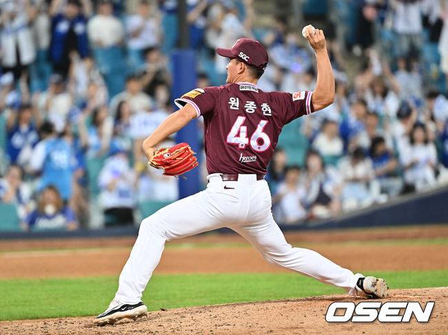 [OSEN=대구, 이석우 기자] 3일 대구삼성라이온즈파크에서 2025 신한 SOL 뱅크 KBO 리그 삼성 라이온즈와 키움 히어로즈의 경기가 열렸다. 홈팀 삼성은 가라비토가, 방문팀 키움은 하영민이 선발 출전했다. 키움 히어로즈 원종현이 역투하고 있다. 2025.09.03 / foto0307@osen.co.kr