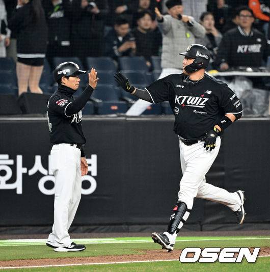 [OSEN=대전, 이대선 기자] 2일 대전 한화생명볼파크에서 2026 신한 SOL KBO리그 한화 이글스와 KT 위즈의 경기가 열렸다.이날 한화는 문동주, KT는 오원석을 선발로 내세웠다.7회초 2사 1루에서 KT 장성우가 좌중월 투런 홈런을 치고 환호하고 있다. 2026.04.02 /sunday@osen.co.kr