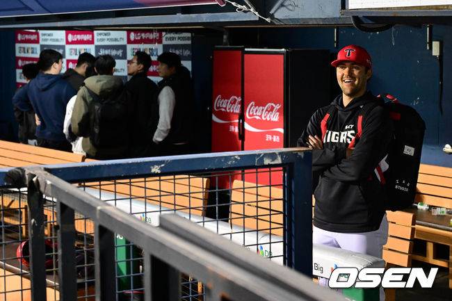 더그아웃에 남아 올러의 방송 인터뷰 지켜보는 네일