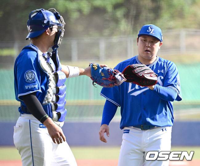 [OSEN=오키나와(일본), 최규한 기자] 2026 WBC(월드베이스볼클래식)를 준비하는 대한민국 야구 대표팀이 26일 일본 오키나와 가데나 야구장에서 프로야구 삼성 라이온즈와 연습경기를 펼쳤다. 야구 대표팀은 오키나와에서 국내 팀들과 6차례 연습경기를 치르며 전력을 끌어올릴 예정이다.8회말 대표팀 공격을 무실점으로 막아낸 삼성 투수 이승현과 포수 김재성이 더그아웃으로 향하며 인사를 나누고 있다. 2026.02.26 / dreamer@osen.co.kr