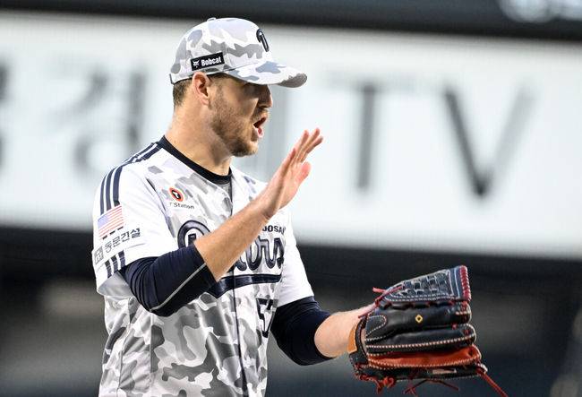 [OSEN=잠실, 조은정 기자]10일 오후 서울 잠실구장에서 ‘2025 신한 SOL Bank KBO리그’ 두산 베어스와 LG 트윈스의 경기가 열렸다.홈팀 두산은 콜어빈, 방문팀 LG는 손주영을 선발로 내세웠다.두산 선발 콜어빈이 1회를 무실점으로 이닝을 마친 뒤 더그아웃으로 향하고 있다. 2025.09.10 /cej@osen.co.kr