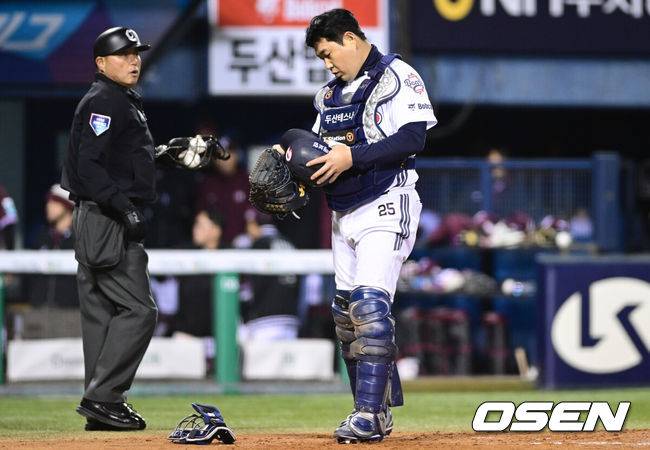 [OSEN=잠실, 조은정 기자]7일 서울 잠실야구장에서 '2026 신한 SOL Bank KBO리그' 키움 히어로즈와 두산 베어스의 경기가 열렸다.이날 두산은 최승용, 키움은 배동현을 선발로 내세웠다.6회초 2사 2,3루에서 키움 이형종의 스트라이크 낫 아웃 폭투 때 키움 3루주자 이주형이 득점을 올리자 두산 양의지가 아쉬워하고 있다. 2026.04.07 /cej@osen.co.kr