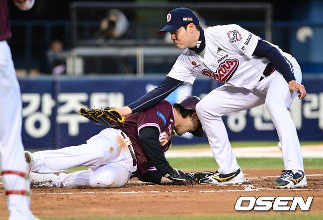 [OSEN=잠실, 조은정 기자]7일 서울 잠실야구장에서 '2026 신한 SOL Bank KBO리그' 키움 히어로즈와 두산 베어스의 경기가 열렸다.이날 두산은 최승용, 키움은 배동현을 선발로 내세웠다.2회초 1사 2루에서 키움 이형종이 두산 포수 양의지의 포일에 득점을 올리고 있다. 2026.04.07 /cej@osen.co.kr