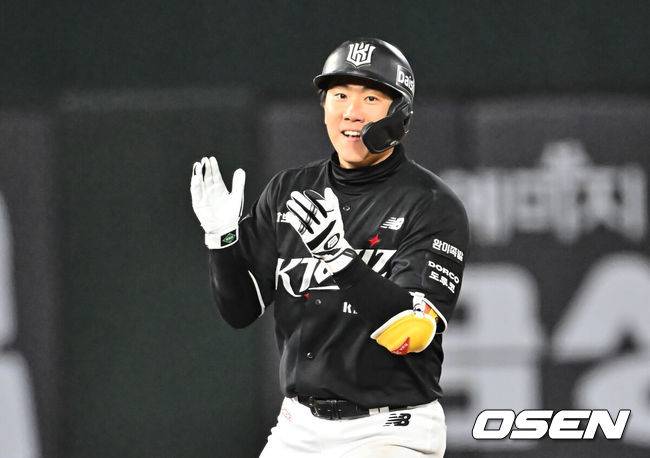 [OSEN=부산, 이석우 기자] 7일 부산 사직야구장에서 2026 신한 SOL KBO 리그 롯데 자이언츠와 KT 위즈의 경기가 열렸다. 홈팀 롯데는 나균안이, 방문팀 KT는 고영표가 선발 출전했다.KT 위즈 오윤석이 7회초 2사 만루 우익수 오른쪽 2타점 2루타를 치고 기뻐하고 있다. 2026.04.07 / foto0307@osen.co.kr