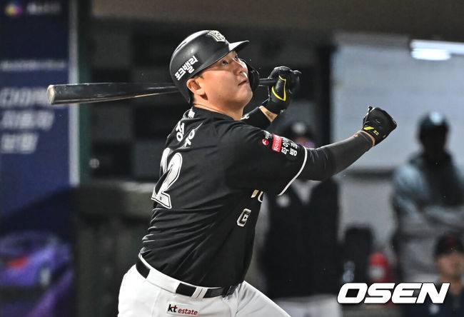 [OSEN=부산, 이석우 기자] 7일 부산 사직야구장에서 2026 신한 SOL KBO 리그 롯데 자이언츠와 KT 위즈의 경기가 열렸다. 홈팀 롯데는 나균안이, 방문팀 KT는 고영표가 선발 출전했다.KT 위즈 장성우가 5회초 2사 2루 우익수 오른쪽 1타점 안타를 치고 있다. 2026.04.07 / foto0307@osen.co.kr