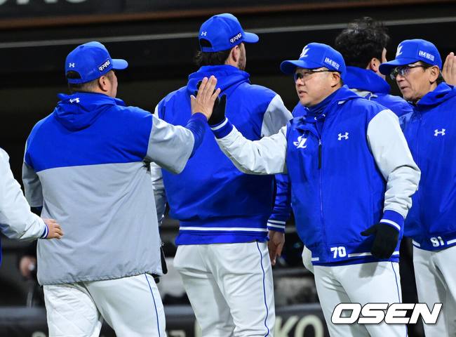 [OSEN=광주, 최규한 기자]삼성 라이온즈가 짜릿한 역전극을 썼다. 삼성은 7일 광주-기아 챔피언스필드에서 열린 2026 프로야구 KIA 타잉거즈와의 팀간 첫 경기에서 10-3으로 역전승을 거두었다. 1-3으로 뒤진 8회초 중심타선의 집중타를 앞세워 대거 5점을 뽑아냈다. 이어 9회 4점을 보태 승부를 결정냈다. 최형우의 추격의 1타점 2루타와 쐐기 3점 홈런이 빛났다. 강민호의 2타점 2루타도 박수를 받았다. 경기를 마치고 삼성 박진만 감독과 최형우가 인사를 나누고 있다. 2026.04.07 / dreamer@osen.co.kr