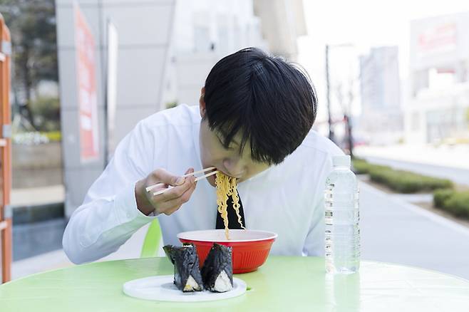 컵라면·삼각김밥·탄산음료 조합은 정제 탄수화물과 당이 겹치며 혈당을 빠르게 끌어올린다. 습관화될수록 대사 부담이 커진다. 게티이미지.