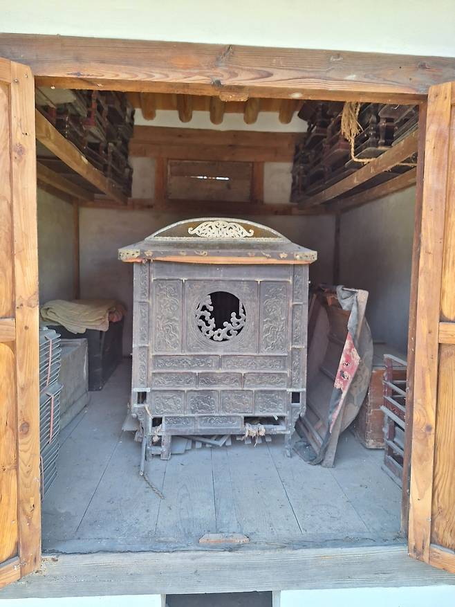 지금도 그대로 전해져 오고 있는 방어리 동계의 공용 물품. 혼례와 상례 물품, 그릇, 가마 등이 있다.