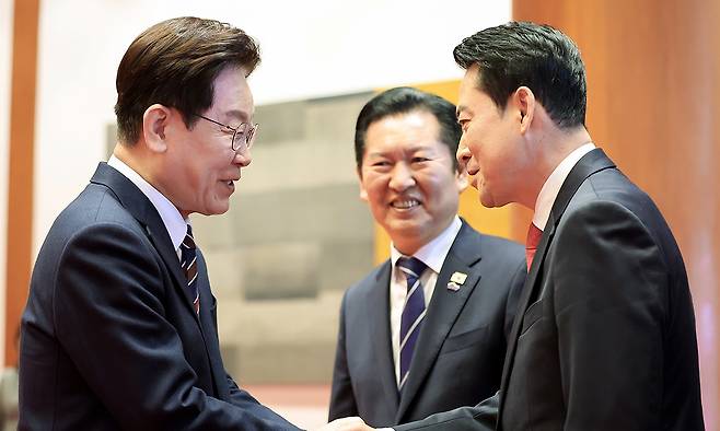 이재명 대통령이 7일 청와대에서 열린 여야정 민생경제협의체 회담 및 오찬에서 장동혁 국민의힘 대표와 악수하고 있다. 뉴시스