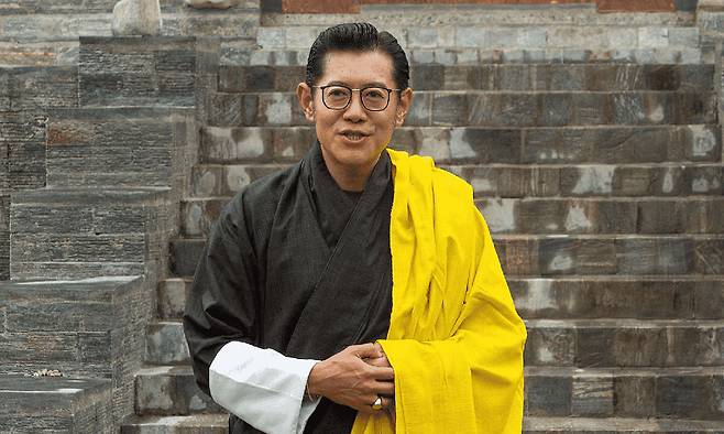 부탄 왕국 제5대 국왕 지그메 케사르 남걀 왕추크가 지난달 24일 겔레푸 마인드풀니스 시티 한 사원 앞에서 한국 언론을 위해 포즈를 취하고 있다. ©사진작가 안홍범