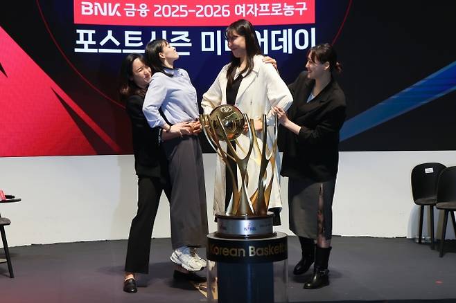 KB-우리은행 ‘승리는 우리의 것’ - KB-우리은행 ‘승리는 우리의 것’     (서울=연합뉴스) 서대연 기자 = 6일 서울 용산구 서울드래곤시티 랑데부홀에서 열린 2025-2056 여자프로농구 포스트시즌 미디어데이 행사에서 KB스타즈와 우리은행 선수들이 기념사진을 찍고 있다.     왼쪽부터 우리은행 김단비, 강계리, KB스타즈 박지수, 강이슬. 2026.4.6     dwise@yna.co.kr (끝)