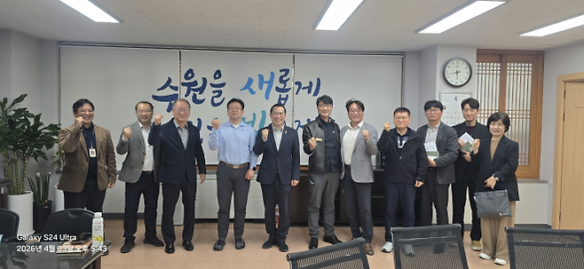 이오수 의원이 3일 수원시청에서 광교도청로 확장공사 관련 간담회를 개최하고 GH, 경기도 융합타운 조성팀, 수원시 관계자, 아파트 입주자대표 등 관계자들과 기념촬영을 하고 있다.(사진=경기도의회)