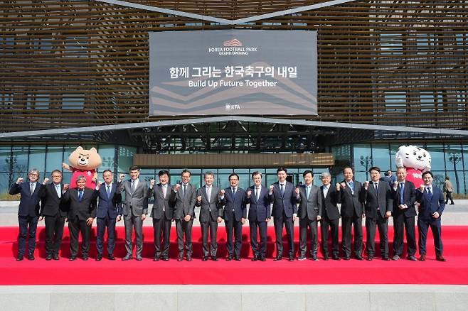 김태흠 지사와 정몽규 KFA 회장, 김석필 천안시장 권한대행 등이 참석한 가운데 코리아 풋볼 파크 개관식이 열리고 있다. 천안시 제공