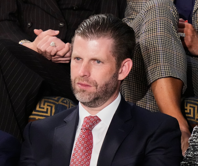 도널드 트럼프 미국 대통령의 차남 에릭 트럼프(42) 트럼프그룹 총괄부사장. 그는 트럼프 대통령의 장남이자 자신의 형인 도널드 트럼프 주니어(48) 트럼프그룹 수석 부회장과 함께 최근 이란 전쟁으로 돈벌이에 나선 게 아니냐는 구설에 올랐다. 이들과 투자 관계로 엮인 미국 플로리다주 소재 기업 파워러스가 걸프 국가에서 이란의 공격을 막는 드론을 팔기 위한 영업전을 펼친다는 소식이 전해졌기 때문이다. AP연합뉴스