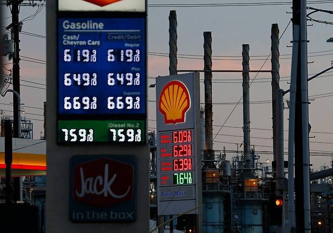 지난 2일(현지 시간) 미국 캘리포니아주 LA의 한 주유소 현황판에 갤런당 6달러를 넘어선 휘발유 가격이 표시돼 있다. AFP연합뉴스