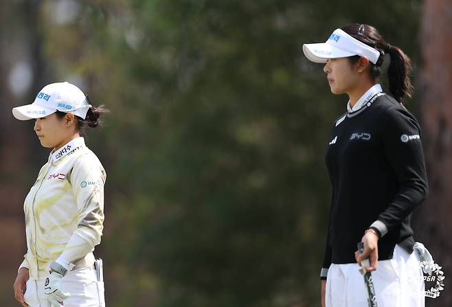 동반 라운드를 펼치고 있는 고지원(왼쪽)과 서교림. 사진 제공=KLPGA