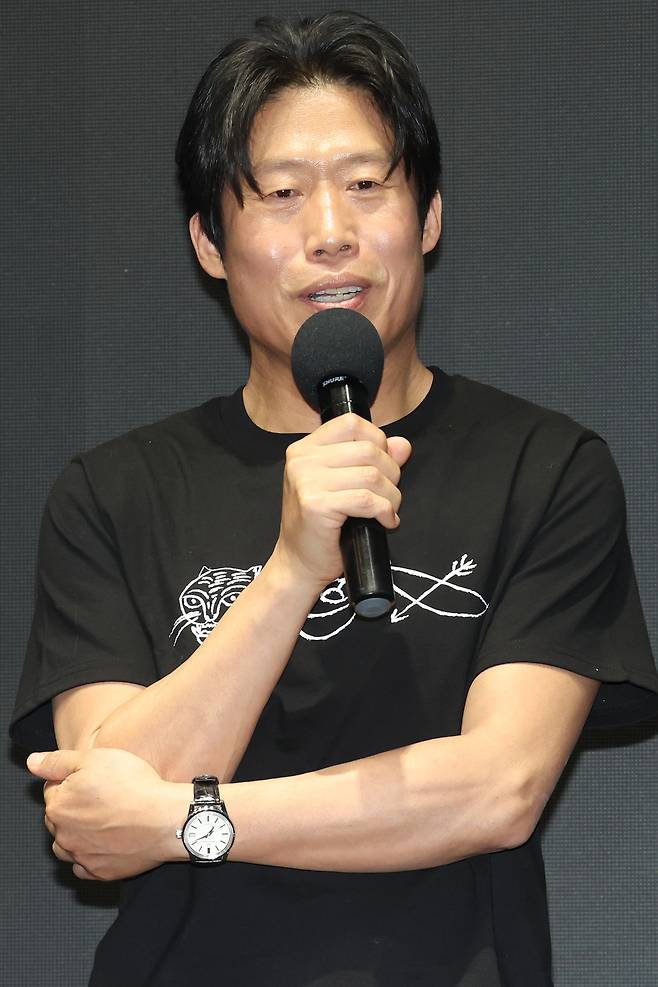 배우 유해진이 3월 17일 서울 강남구 메가박스 코엑스에서 열린 영화 ‘왕과 사는 남자’ 흥행 감사 무대인사에서 관객을 향해 인사말을 하고 있다. 연합뉴스