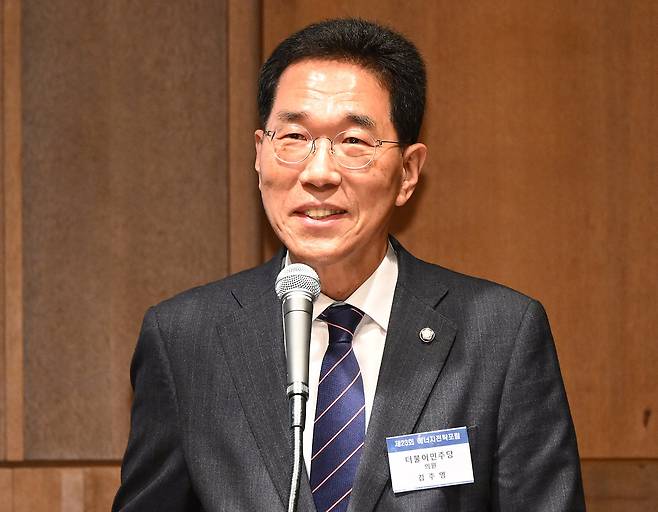 국회 기후에너지환경노동위원회 소속 김주영 더불어민주당 의원이 7일 서울 중구 신라호텔에서 열린 ‘제23회 에너지전략포럼’에 참석해 축사를 하고 있다. 오승현 기자