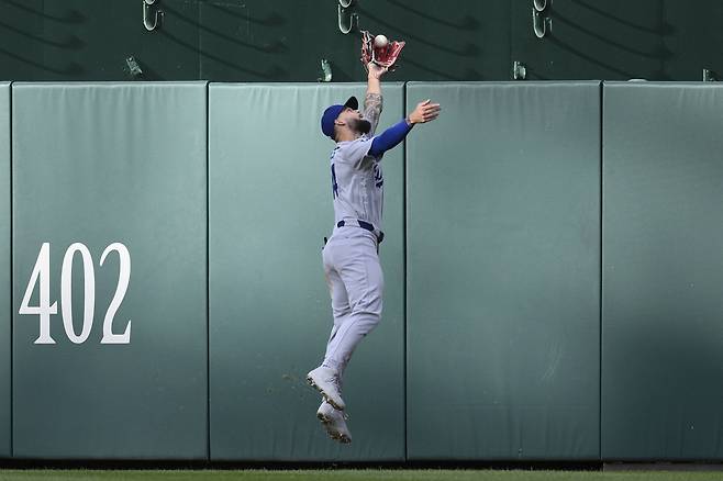 LA 다저스 앤디 파헤스가 6일 워싱턴전에서 담장으로 향하는 타구를 점프해서 잡아내고 있다. AP연합뉴스