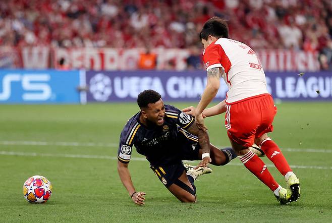 바이에른 뮌헨 김민재가 2024 UCL 4강 1차전에서 레알 마드리드 호드리구를 막다 페널티킥을 내주고 있다. Getty Images코리아