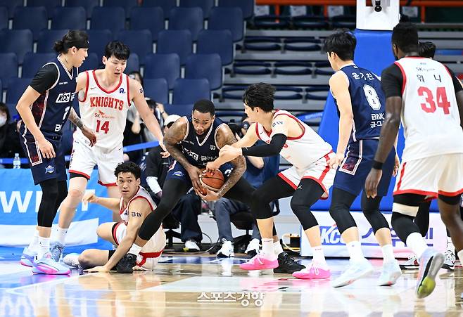 서울 SK와 부산 KCC 선수들이 지난 1일 부산사직체육관에서 열린 프로농구 6라운드 맞대결에서 공을 다투고 있다. KBL 제공