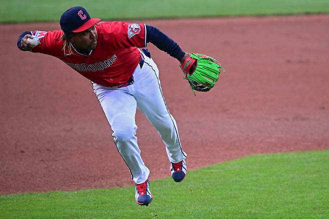 호세 라미레스가 7일 미국 오하오이주 클리블랜드의 프로그레시브 필드에서 열린 캔자스시티 로열스와 2026 메이저리그 정규리그 홈경기에서 송구 자세를 취하고 있다.  클리블랜드 | Imagn Images연합뉴스