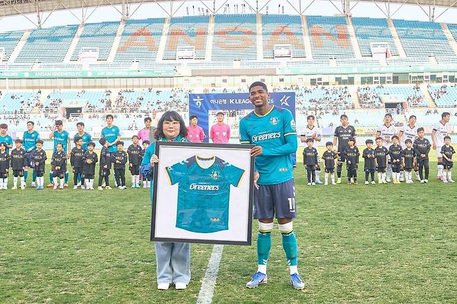 ▲ 안산 그리너스-충남아산전에는 더본코리아가 운영하는 빽다방 커피 트럭이 등장했다. 안산 외국인 선수 가브리엘 리마가 반달섬 점주 최경미씨의 암투병을 응원하는 세리머니에 부응한 것이다. ⓒ더본코리아