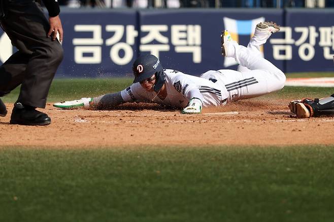 ▲ 5일 잠실 한화전에서 2안타 1볼넷 3출루 경기는 물론 주루 플레이에서도 인상적인 활약을 하며 자신의 진가를 과시한 박찬호 ⓒ두산베어스