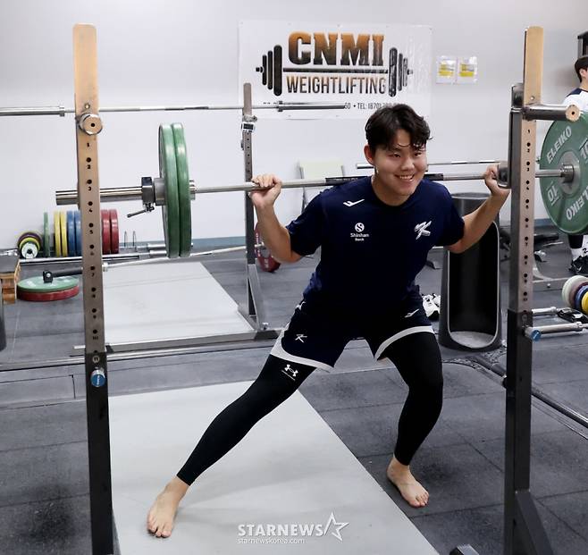 야구대표팀 소형준이 10일 사이판 올레아이 스포츠 컴플렉스에서 열리는 전지훈련 첫날 웨이트트레이닝을 하고 있다.  2026.01.10. /사진=강영조 선임기자