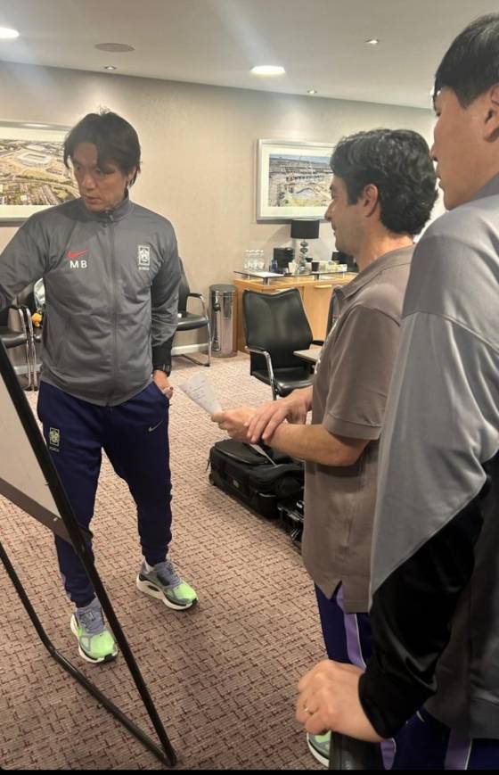 홍명보(왼쪽) 감독과 주앙 아로소 수석 코치가 대화하고 있다. /사진=주앙 아로소 대한민국 축구 국가대표팀 수석코치 개인 사회관계망서비스(SNS)