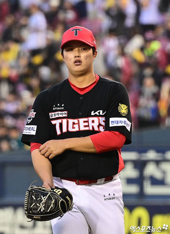 2일 오후 서울 송파구 잠실야구장에서 열린 '2026 신한 SOL Bank KBO리그' KIA 타이거즈와 LG 트윈스의 경기, 1회말 KIA 선발투수 김태형이 삼자범퇴로 이닝을 마친 뒤 더그아웃으로 향하고 있다. 엑스포츠뉴스 DB