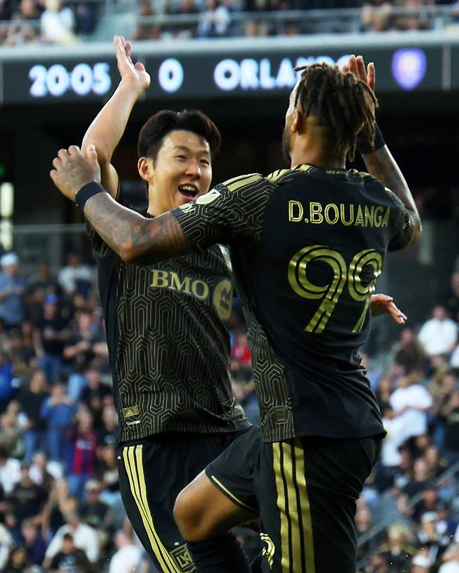 2026년에 득점이 터지지 않아 에이징 커브 논란이 일었떤 손흥민(LAFC)이 스스로 이를 이겨내고 있다.&nbsp;  미국 메이저리그사커(MLS)무대를 뒤집어 놓은 손흥민의 충격적인 공격 포인트 양산에 사무국마저 놀랐다.&nbsp;  MLS 사무국이 6일(한국시간) 손흥민과 드니 부앙가가 야만적인 경기력으로 올랜도를 무너뜨렸다며 집중조명 했다.&nbsp;  손흥민의 소속팀 LAFC가 지난 5일 미국 캘리포니아주 로스앤젤레스에 있는 BMO 스타디움에서 열린 올랜도 시티와의 2026 MLS 6라운드 홈 경기에 선발 출전해 전반에만 시즌 8∼11호 도움을 잇달아 기록하며 LAFC의 6-0 승리를 이끌었다. MLS