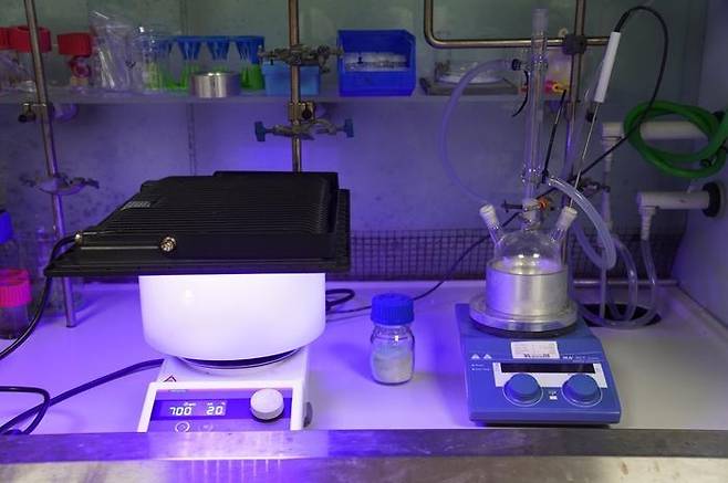 "폐배터리 속 산과 폐플라스틱으로 청정 수소 만든다" 자동차 폐배터리에서 회수한 산(acid)을 이용해 음료병이나 나일론, 폴리우레탄 폼 등 재활용이 어려운 폐플라스틱을 단량체(monomer)로 분해하고, 이를 청정 수소와 산업용 화학물질로 전환하는 기술이 개발됐다. [Beverly Low 제공. 재판매 및 DB 금지]