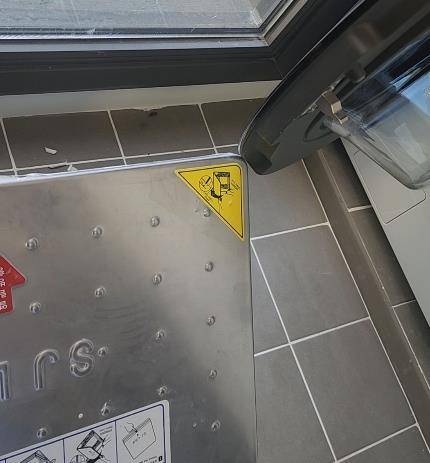 세탁기 문에 걸린 하향식 피난구 [독자 제공. 재판매 및 DB 금지]