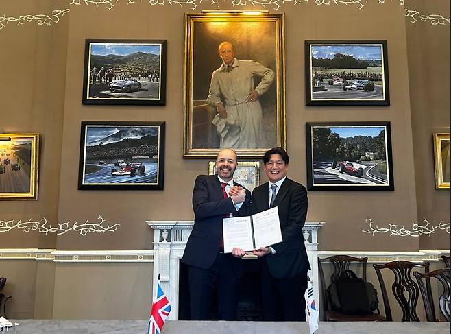 영국서 AI 자율주행 기술 고도화 협약체결 (서울=연합뉴스) 지난달 3일(현지시간) 영국 런던 로열 오토모빌 클럽에서 열린 자율주행기술개발혁신사업단과 영국 자율주행혁신 공공기관 젠지크의 AI 기반 자율주행 기술 협력을 위한 업무협약식에서 정광복(오른쪽) 자율주행기술개발혁신사업단장과 이언 콘스탄스 젠지크 CEO가 기념 촬영하고 있다. 2026.3.3 [자율주행기술개발혁신사업단 제공. 재판매 및 DB 금지]