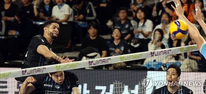 블로킹 뚫고 (천안=연합뉴스) 양영석 기자 =6일 천안 유관순체육관에서 열린 프로배구 챔피언결정전 3차전 현대캐피탈과 대한항공 경기. 현대캐피탈 레오가 스파이크 공격하고 있다.2026.4.6 youngs@yna.co.kr