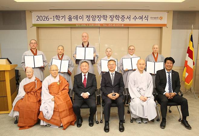 최동호 회장(앞줄 왼쪽에서 세 번째)의 장학증서 수여식.  [올데이골프그룹 제공. 재판매 및 DB 금지]