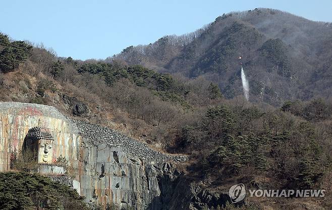 경남 함양 산불 진화 헬기 투입 산림 당국 헬기가 지난 2월 23일 오전 경남 함양군 마천면에서 산불 진화 작업을 하고 있다.[연합뉴스 자료사진]