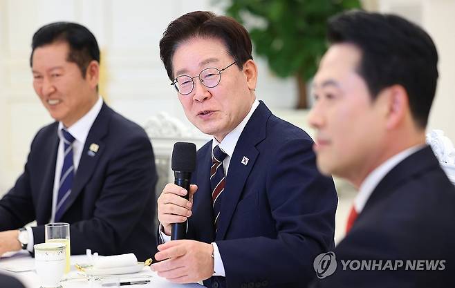 이재명 대통령, 여야정 민생경제 협의체 회담 발언 (서울=연합뉴스) 김도훈 기자 = 이재명 대통령이 7일 청와대에서 열린 여야정 민생경제 협의체 회담에서 발언하고 있다. 
    왼쪽부터 더불어민주당 정청래 대표, 이 대통령, 국민의힘 장동혁 대표. 2026.4.7 superdoo82@yna.co.kr