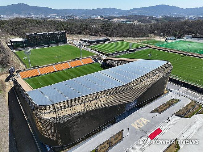 한국 축구문화 거점 될 코리아풋볼파크 (천안=연합뉴스) 류영석 기자 = 7일 공식 개관한 충남 천안 코리아풋볼파크 전경 모습. 2026.4.7 ondol@yna.co.kr