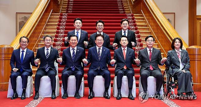 이재명 대통령과 여야대표 (서울=연합뉴스) 김도훈 기자 = 이재명 대통령이 7일 청와대에서 여야정 민생경제 협의체 회담에 앞서 참석자들과 기념촬영하고 있다. 뒷줄 왼쪽부터 시계방향으로 강훈식 대통령비서실장, 김민석 국무총리, 홍익표 정무수석, 국민의힘 최보윤 수석대변인, 송언석 원내대표, 장동혁 대표, 이 대통령, 더불어민주당 정청래 대표, 한병도 원내대표, 강준현 수석대변인 2026.4.7 superdoo82@yna.co.kr