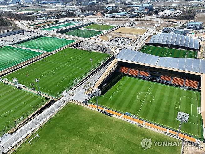 한국 축구문화 거점 될 코리아풋볼파크 (천안=연합뉴스) 류영석 기자 = 7일 공식 개관한 충남 천안 코리아풋볼파크 전경 모습. 2026.4.7 ondol@yna.co.kr