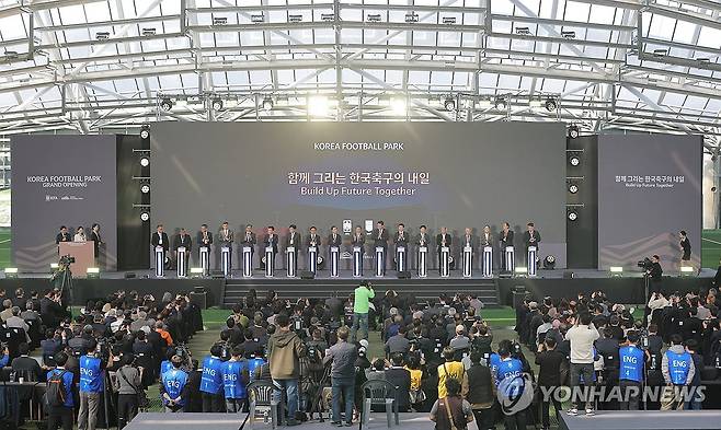 천안 코리아풋볼파크 공식 개관식 (천안=연합뉴스) 류영석 기자 = 7일 충남 천안 코리아풋볼파크에서 열린 공식 개관식에서 정몽규 대한축구협회장, 유승민 대한체육회장을 비롯한 참석자들이 개관 세리머니를 하고 있다. 2026.4.7 ondol@yna.co.kr