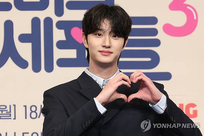 하트 만든 김재원 (서울=연합뉴스) 강민지 기자 = 배우 김재원이 7일 서울 구로구 더링크호텔에서 열린 티빙 오리지널 시리즈 '유미의 세포들 시즌3' 제작발표회에서 포즈를 취하고 있다. 2026.4.7 mjkang@yna.co.kr