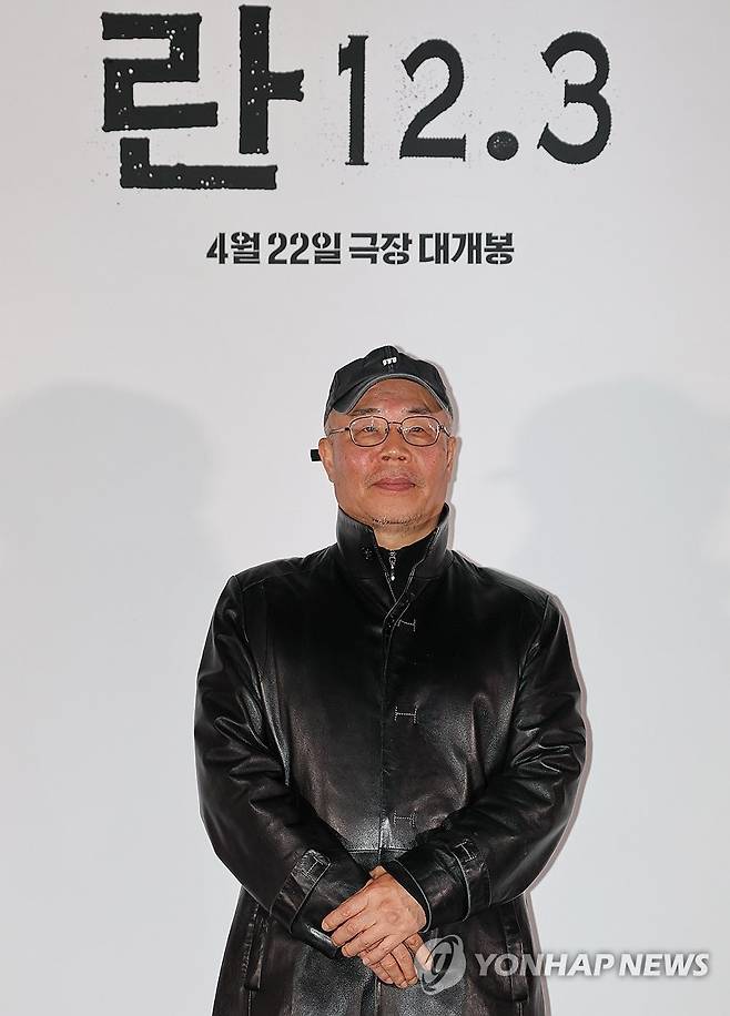 비상계엄 담은 '란12.3' 만든 이명세 감독 (서울=연합뉴스) 이재희 기자 = 2024년 12월 3일 비상계엄 선포 기록을 담은 다큐멘터리 영화 '란12.3' 시사 간담회가 열린 7일 서울 CGV 용산아이파크몰점에서 이명세 감독이 포즈를 취하고 있다. 2026.4.7 scape@yna.co.kr