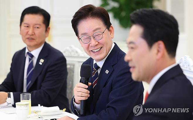 이재명 대통령, 여야정 민생경제 협의체 회담 발언 (서울=연합뉴스) 김도훈 기자 = 이재명 대통령이 7일 청와대에서 열린 여야정 민생경제 협의체 회담에서 발언하고 있다. 
    왼쪽부터 더불어민주당 정청래 대표, 이 대통령, 국민의힘 장동혁 대표. 2026.4.7 superdoo82@yna.co.kr