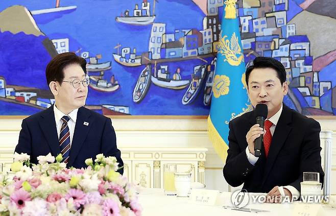 발언하는 장동혁 대표 (서울=연합뉴스) 김도훈 기자 = 국민의힘 장동혁 대표가 7일 청와대에서 이재명 대통령이 참석한 여야정 민생경제 협의체 회담에서 발언하고 있다. 2026.4.7 superdoo82@yna.co.kr
